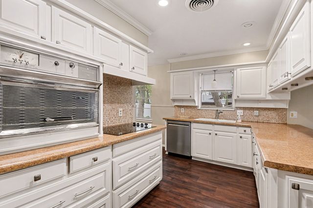 709 W Pleasantview Drive, Hurst, TX 76054