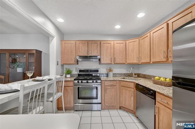 560 Holly Court, Mahwah, NJ 07430