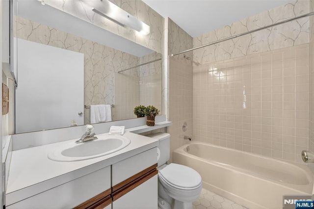 560 Holly Court, Mahwah, NJ 07430