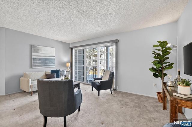 560 Holly Court, Mahwah, NJ 07430