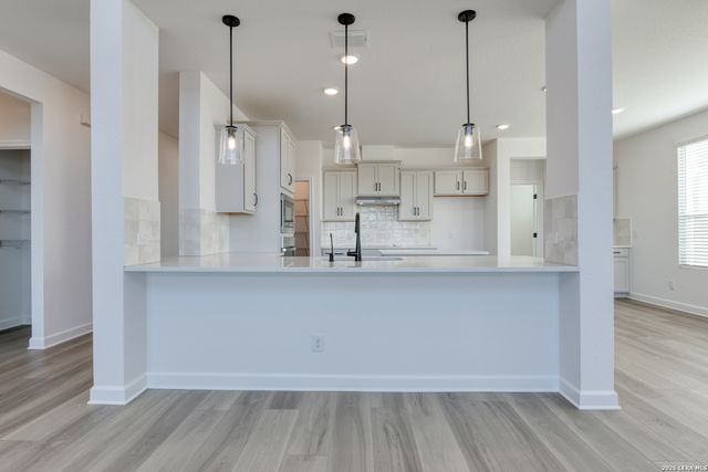 105 Heidi Hill, Castroville, TX 78009