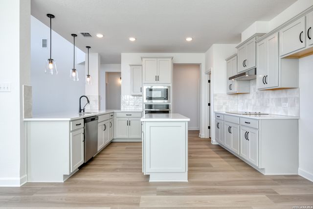 105 Heidi Hill, Castroville, TX 78009