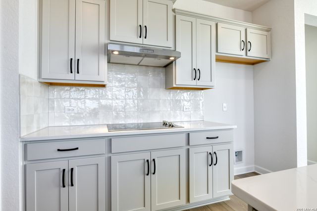 105 Heidi Hill, Castroville, TX 78009