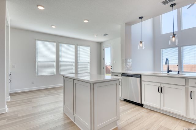 105 Heidi Hill, Castroville, TX 78009