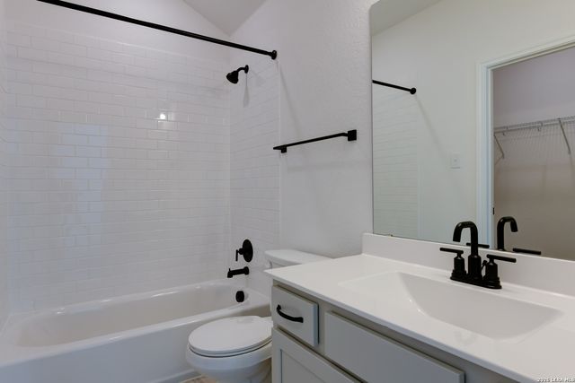 105 Heidi Hill, Castroville, TX 78009