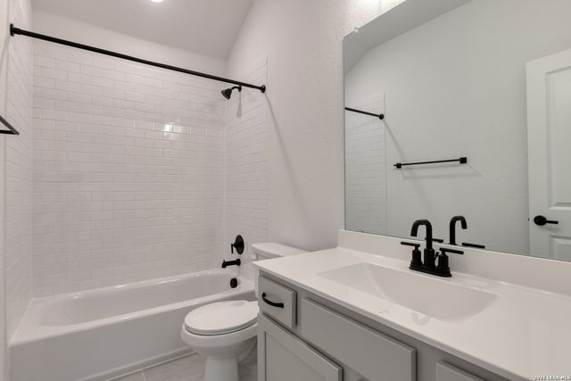 105 Heidi Hill, Castroville, TX 78009