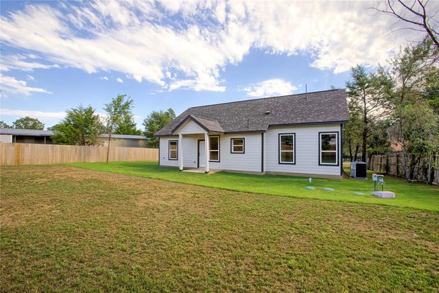 109 Creekside DR, Bastrop, TX 78602