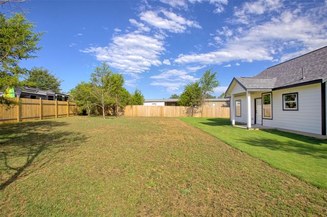 109 Creekside DR, Bastrop, TX 78602