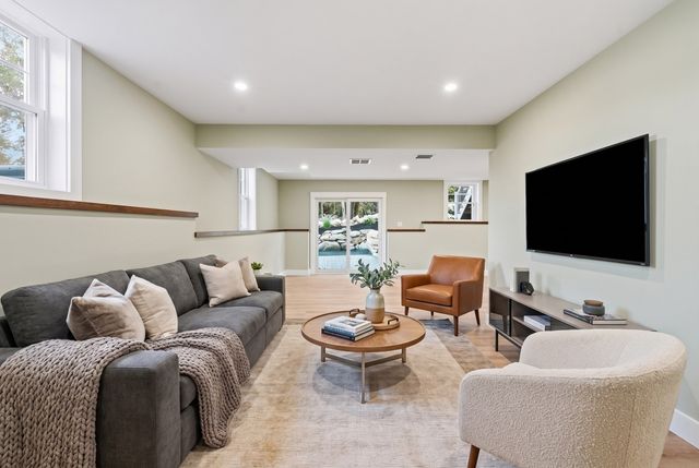 4 Juniper, Burlington, MA 01803