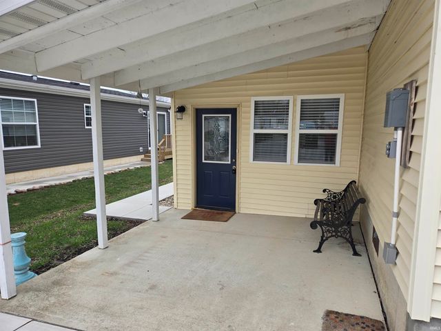 11 Ems B6a Lane, Leesburg, IN 46538