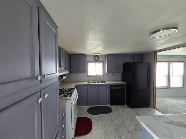 11 Ems B6a Lane, Leesburg, IN 46538