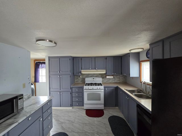 11 Ems B6a Lane, Leesburg, IN 46538