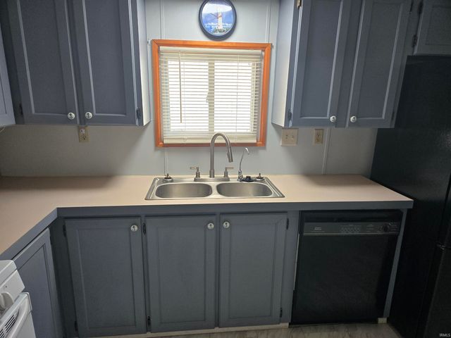 11 Ems B6a Lane, Leesburg, IN 46538