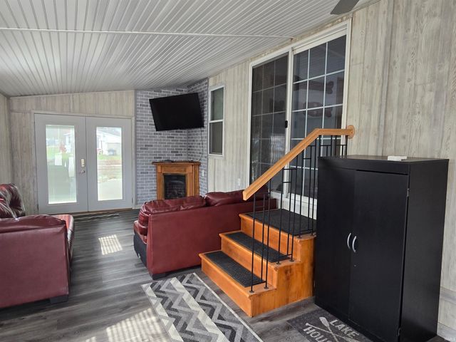 11 Ems B6a Lane, Leesburg, IN 46538