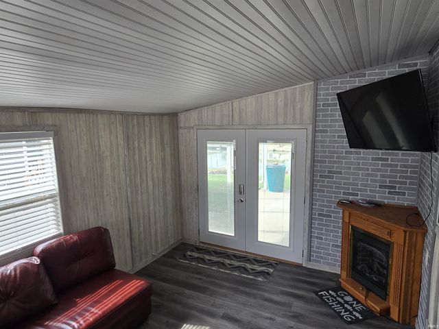 11 Ems B6a Lane, Leesburg, IN 46538