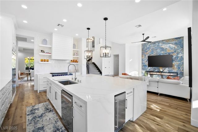 9521 Queen Charlotte Drive, Las Vegas, NV 89145