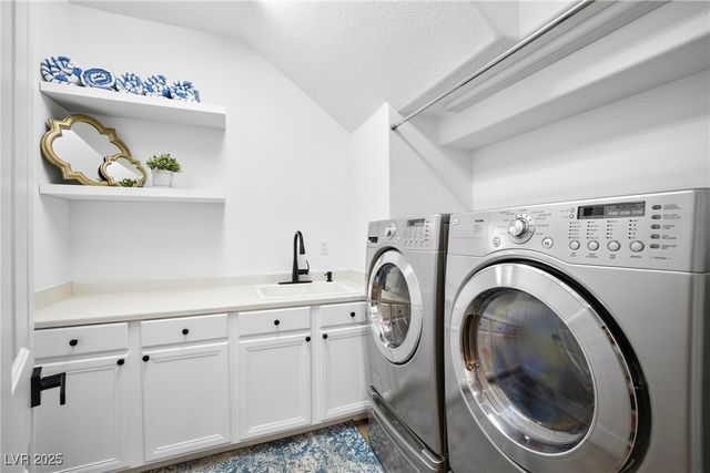 9521 Queen Charlotte Drive, Las Vegas, NV 89145