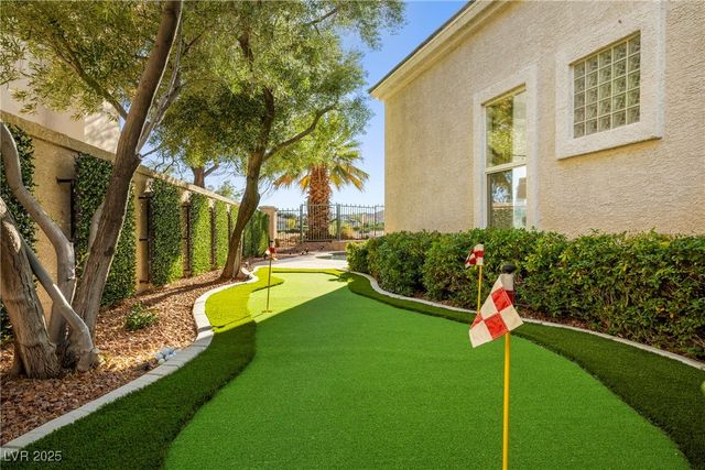 9521 Queen Charlotte Drive, Las Vegas, NV 89145