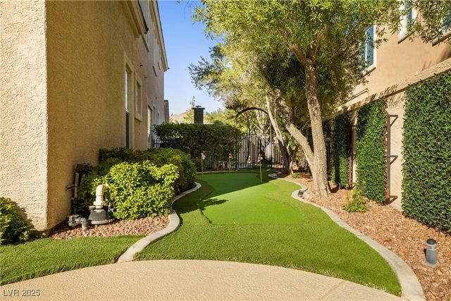 9521 Queen Charlotte Drive, Las Vegas, NV 89145