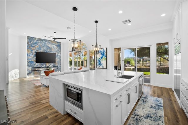 9521 Queen Charlotte Drive, Las Vegas, NV 89145