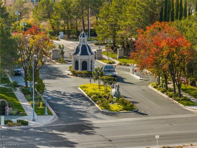 9521 Queen Charlotte Drive, Las Vegas, NV 89145