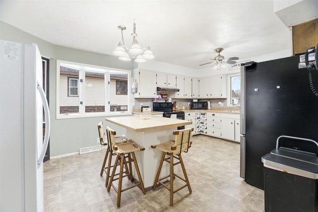 418 E HANCOCK STREET, New London, WI 54961