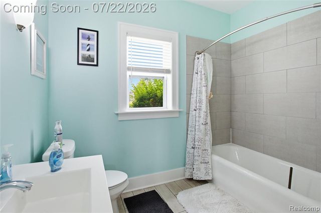 32127 Utica Road, Fraser, MI 48026