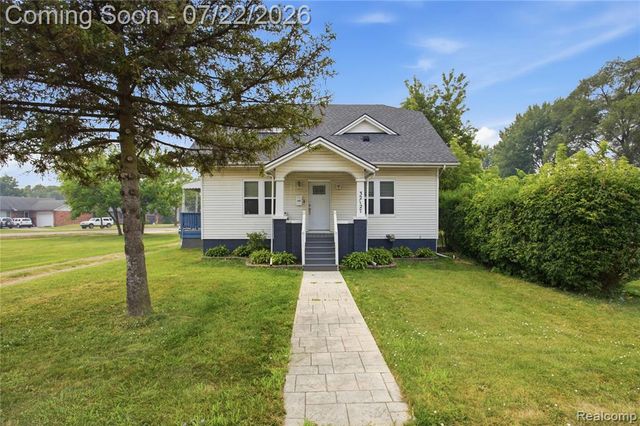 32127 Utica Road, Fraser, MI 48026