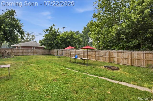 32127 Utica Road, Fraser, MI 48026