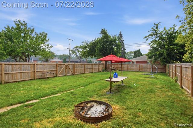 32127 Utica Road, Fraser, MI 48026