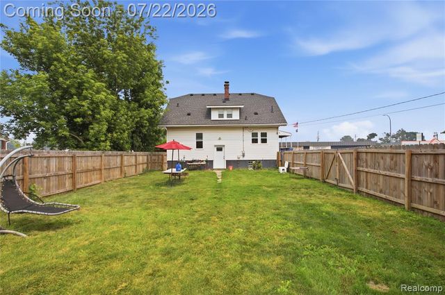 32127 Utica Road, Fraser, MI 48026