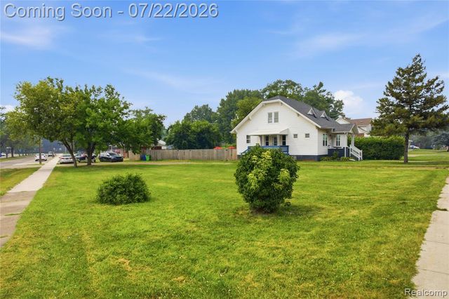 32127 Utica Road, Fraser, MI 48026