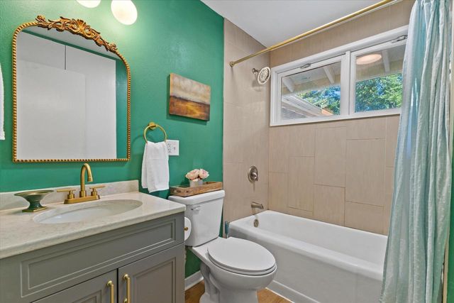 W271S3599 Oak Knoll DRIVE, Waukesha, WI 53189