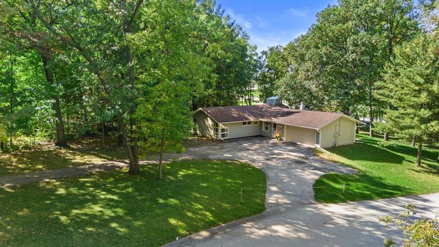 W271S3599 Oak Knoll DRIVE, Waukesha, WI 53189