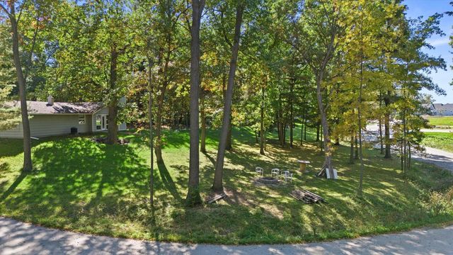 W271S3599 Oak Knoll DRIVE, Waukesha, WI 53189