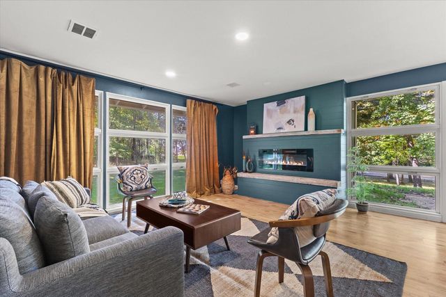 W271S3599 Oak Knoll DRIVE, Waukesha, WI 53189