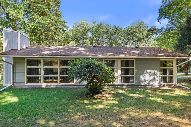 W271S3599 Oak Knoll DRIVE, Waukesha, WI 53189