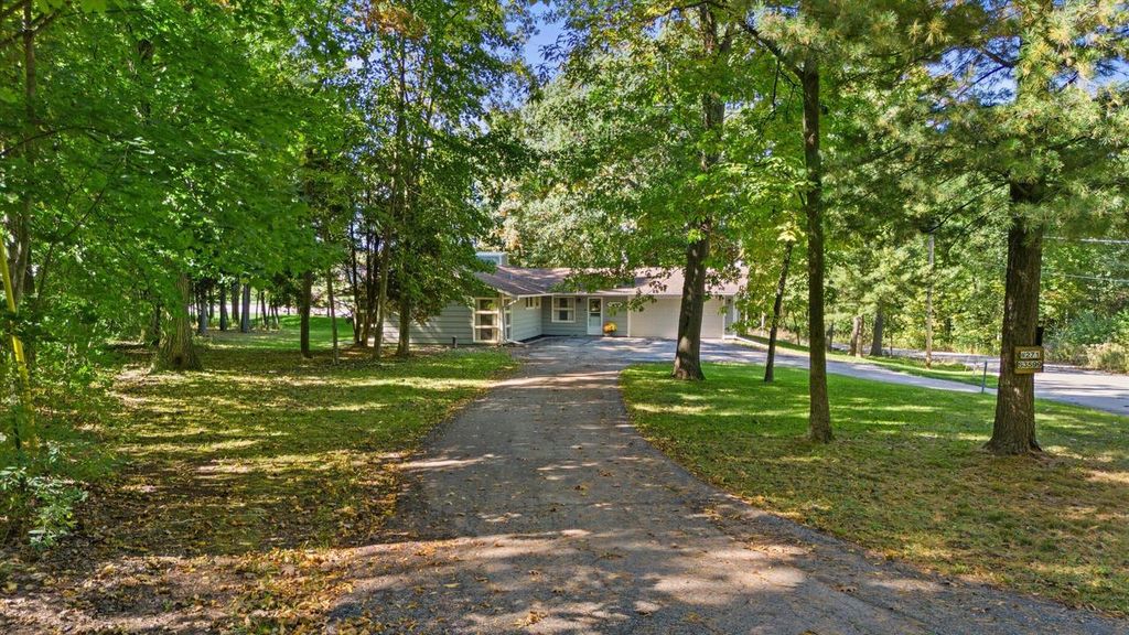 W271S3599 Oak Knoll DRIVE, Waukesha, WI 53189