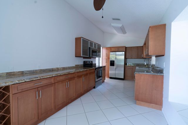 6113 GREENSPOINTE Drive 10, Boynton Beach, FL 33437