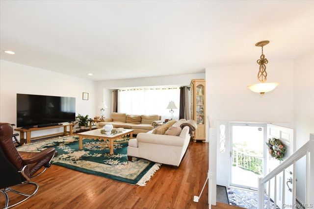 44 Peppermint Road, Commack, NY 11725