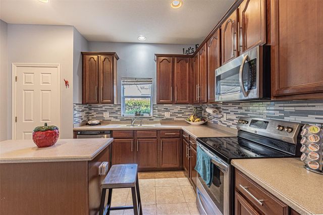 1031 PASEO DEL RIO NE, St Petersburg, FL 33702