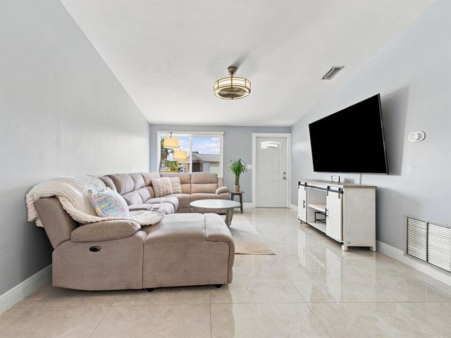 5396 Benjamin Avenue, Boynton Beach, FL 33472