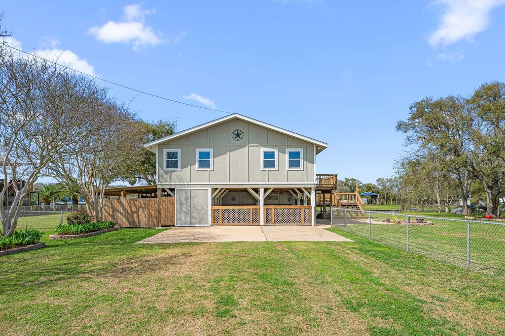 1145 County Road 291, Bay City, TX 77414