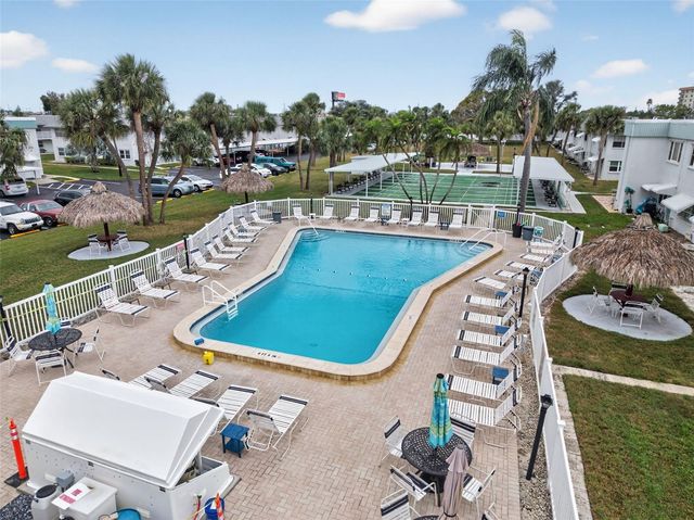 5267 81ST STREET N 18, St Petersburg, FL 33709