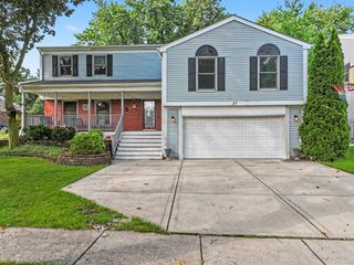 37 Yardley Lane, Schaumburg, IL 60194