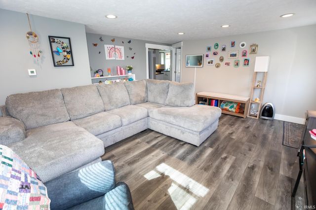 214 E Oakside Street, South Bend, IN 46614