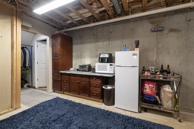 37 Summerset Drive, Kalamazoo, MI 49009