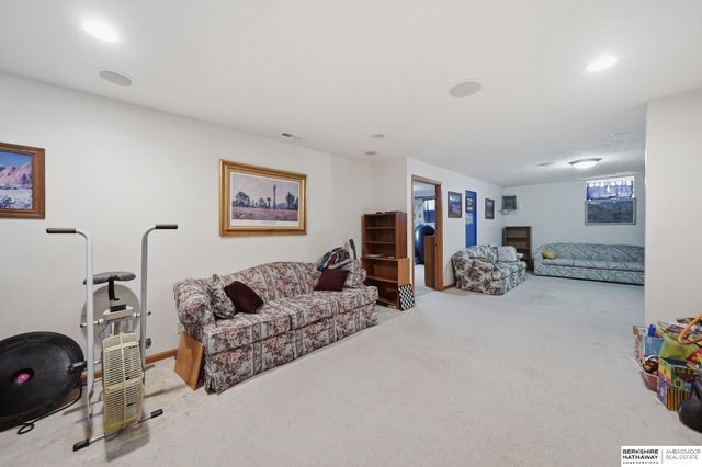 5400 Hunts Drive, Lincoln, NE 68512