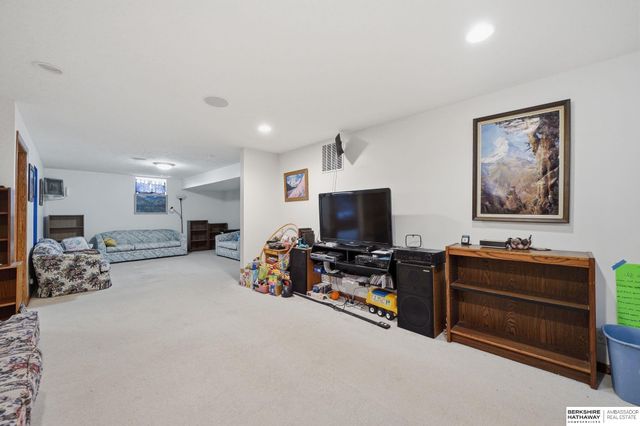 5400 Hunts Drive, Lincoln, NE 68512