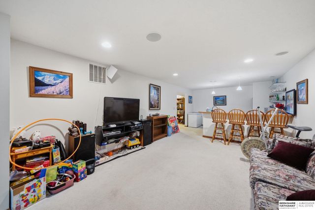 5400 Hunts Drive, Lincoln, NE 68512